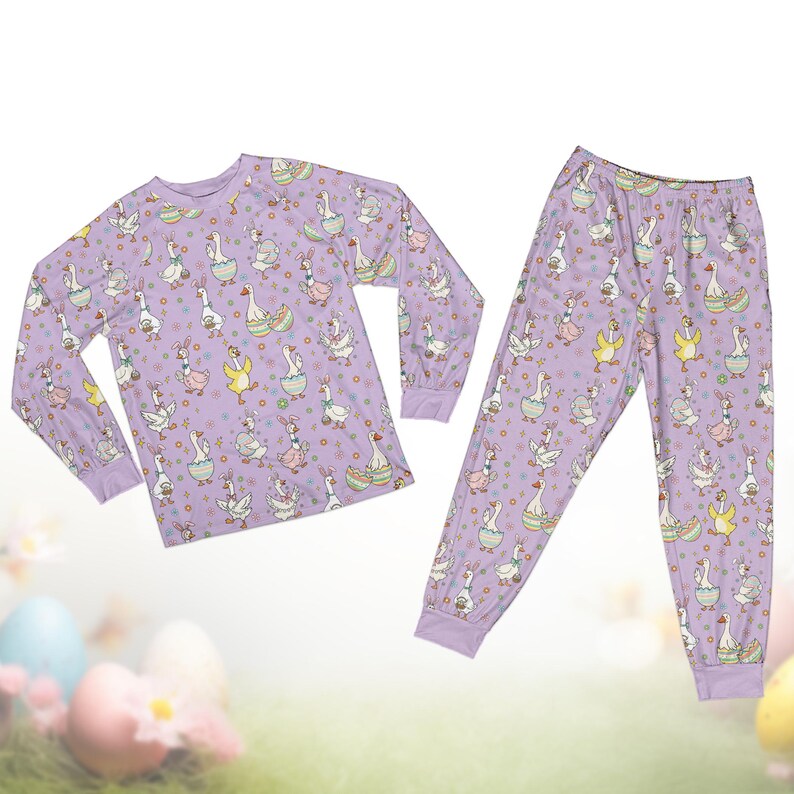 Op de afbeelding: Set van drie keramische mokken met een gespikkelde, cr&egrave;mekleurige glazuur. Elke mok heeft een handgeschilderd bloemmotief in blauw, groen en geel. De mokken hebben een eenvoudige, afgeronde vorm en een handvat.