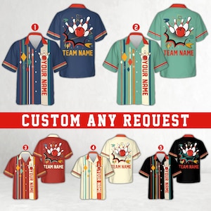 Pode incluir: Camisas de boliche em várias cores, incluindo azul marinho, verde-azulado, vermelho, creme e preto. Cada camisa apresenta um gráfico de pinos e bola de boliche nas costas e na frente. As camisas têm listras verticais e o texto "YOUR NAME" e "TEAM NAME".