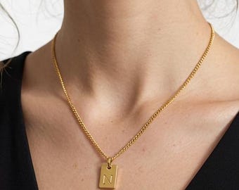 Collar con letra delicada, collar con etiqueta de letra, colgante con inicial personalizado, collar con cadena tipo buzón, collar con inicial del nombre, regalo para mamá.