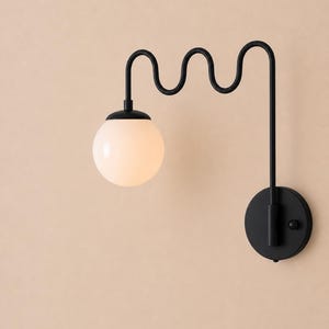 Wandleuchte Globe Light | Mid Century Modern Wandlampe | Gewellte Arm Wandleuchte | Opalglas Badezimmer Eitelkeit Leuchte