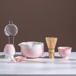 Matcha-kom met roze bloemblaadjerand kristallijn glazuur met bamboegarde