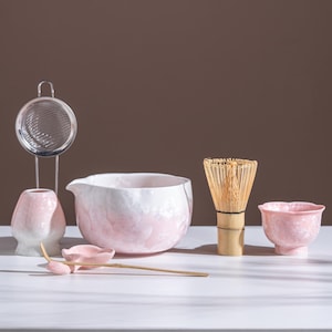 Juego de matcha con cuenco de cerámica esmaltada de cristal rosa y taza, batidor de bambú, kit para ceremonia del té