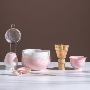 Juego de cuencos para matcha con esmaltado cristalino rosa, kit de cerámica con diseño de flor de cerezo para ceremonia del té japonés con batidor de bambú.