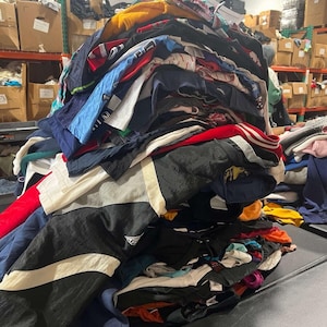 Caja sorpresa de ropa vintage para hombre con 15 artículos de alta gama.