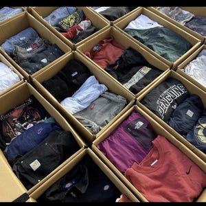 Lote de ropa a granel en fardo de 5 libras, caja misteriosa, estilo vintage moderno.