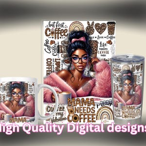 K&ouml;nnte beinhalten: Digitale Designs mit einer Frau mit Brille und einem rosa Pelzmantel, mit Kaffeemotiven. Das Design befindet sich auf einer Tasse, einem Becher und einem Druck. Der Text enth&auml;lt "Mama Needs Coffee" und "But First Coffee."