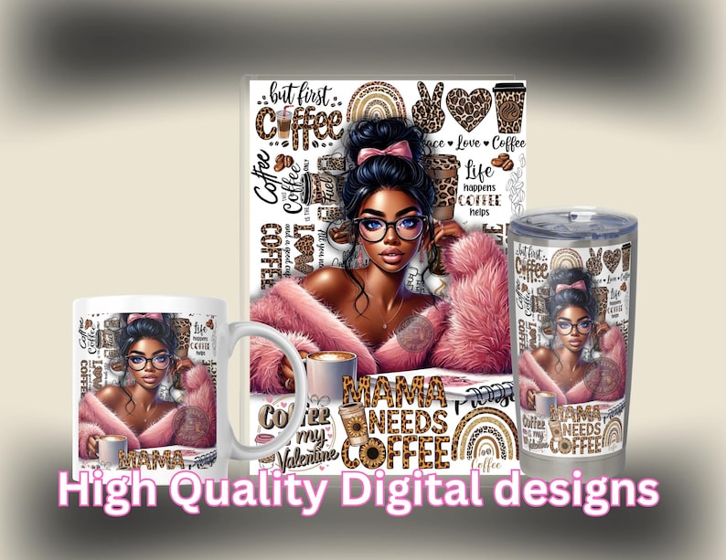 K&ouml;nnte beinhalten: Digitale Designs mit einer Frau mit Brille und einem rosa Pelzmantel, mit Kaffeemotiven. Das Design befindet sich auf einer Tasse, einem Becher und einem Druck. Der Text enth&auml;lt "Mama Needs Coffee" und "But First Coffee."