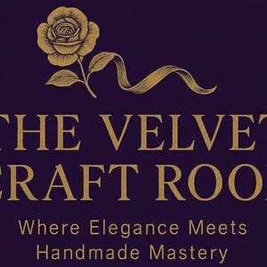 K&ouml;nnte beinhalten: Logo f&uuml;r "The Velvet Craft Room" mit einer goldenen Rosenillustration &uuml;ber dem Text. Der Text ist goldfarben auf einem dunkelvioletten Hintergrund. Der Slogan lautet "Where Elegance Meets Handmade Mastery."