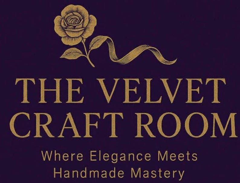 K&ouml;nnte beinhalten: Logo f&uuml;r "The Velvet Craft Room" mit einer goldenen Rosenillustration &uuml;ber dem Text. Der Text ist goldfarben auf einem dunkelvioletten Hintergrund. Der Slogan lautet "Where Elegance Meets Handmade Mastery."