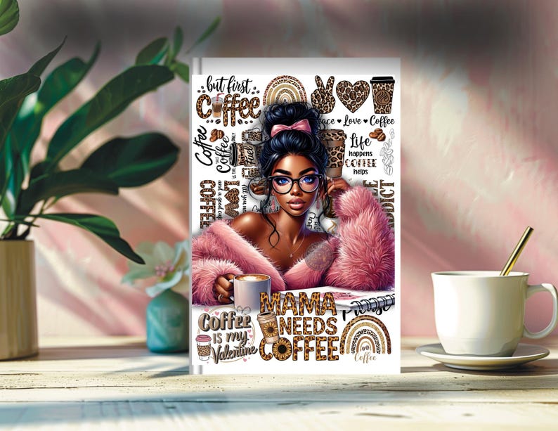 K&ouml;nnte beinhalten: Digitaldruck mit einer Frau mit Brille, einem rosa Pelzschal und einer Kaffeetasse. Der Druck enth&auml;lt Kaffee-Themen-Text und Grafiken wie "Mama Needs Coffee" und "Coffee is my Valentine."
