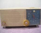 Vintage RCA Victor Tube Clock Radio Model RFD15V