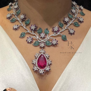 Puede incluir: Un juego de tres tazas de cerámica con un acabado moteado y mate. Las tazas son en tonos crema, gris claro y gris oscuro. Cada taza tiene un diseño simple y minimalista, perfecto para café o té.