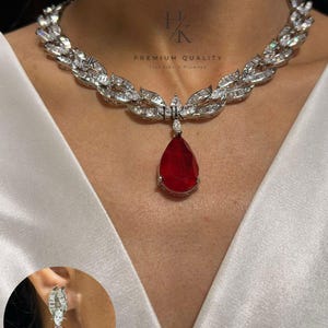 Colar retangular em formato de Y, banhado a prata premium com diamantes americanos, pingente com halo régio e brincos combinando.