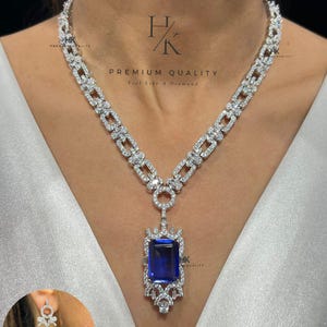 Colar retangular em formato de Y, banhado a prata premium com diamantes americanos, pingente com halo régio e brincos combinando.
