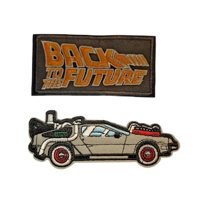 Op de afbeelding: Een handgemaakt houten bord met de tekst "Welcome" in een speels lettertype. Het bord is wit geschilderd met een verweerde afwerking en heeft een decoratief bloemmotief. Afmetingen: ongeveer 30 cm breed en 15 cm hoog.