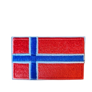 Könnte beinhalten: Gestickter Aufnäher mit der norwegischen Flagge. Der rechteckige Aufnäher hat einen roten Hintergrund mit einem blauen nordischen Kreuz, das weiß umrandet ist. Das Kreuz teilt die Flagge in vier Abschnitte.