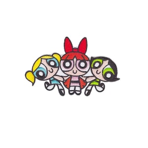 Op de afbeelding: Geborduurde patch met de Powerpuff Girls. De patch toont de drie stripfiguren in hun kenmerkende outfits: Blossom in rood, Bubbles in blauw en Buttercup in groen. De patch staat op een witte achtergrond.