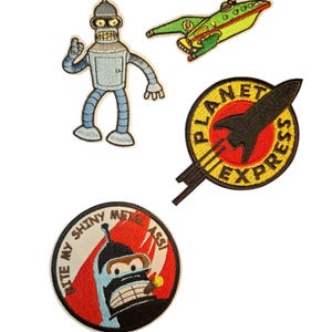 Könnte beinhalten: Vier gestickte Aufnäher mit Figuren und Logos aus der Zeichentrickserie Futurama. Enthält einen blauen Roboter, ein grünes Raumschiff, ein Planet Express-Logo und einen Bender-Aufnäher mit dem Text "Bite my shiny metal ass!"