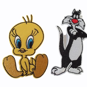 Può includere: Toppe ricamate con i personaggi dei cartoni animati Titti e Silvestro. Titti è giallo con occhi blu e piedi marroni. Silvestro è bianco e nero con naso rosso. Queste toppe sono adatte per abbigliamento o accessori.