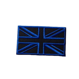 Könnte beinhalten: Ein rechteckiger Aufnäher mit dem Union Jack, der Flagge des Vereinigten Königreichs. Das Design ist in Schwarz und Blau gehalten, mit einem blauen Rand. Geeignet für Kleidung oder Accessoires.