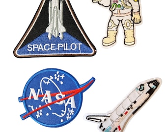 Può includere: Set di quattro toppe ricamate a tema spaziale. Include una toppa triangolare con uno shuttle e il testo "SPACE PILOT", un logo NASA, un astronauta che fa il pollice in su e uno shuttle.