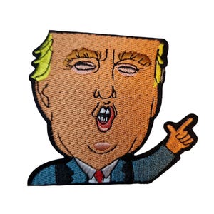 Könnte beinhalten: Gestickter Aufnäher mit einer Cartoon-Karikatur eines Mannes mit orangefarbener Haut, blonden Haaren und einem blauen Anzug. Der Aufnäher zeigt den Mann, der mit seinem rechten Zeigefinger zeigt, und hat eine rote Krawatte.