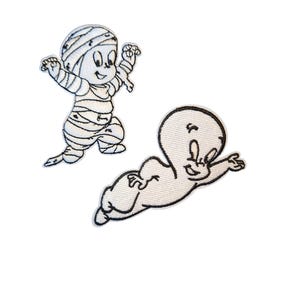 Può includere: Due toppe ricamate raffiguranti personaggi dei cartoni animati. Una toppa raffigura una piccola mummia avvolta in bende con le braccia alzate. La seconda toppa mostra un piccolo fantasma dalla testa liscia, sorridente e con le braccia tese.