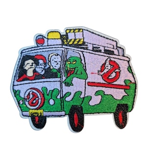 Könnte beinhalten: Gestickter Aufnäher mit dem Ghostbusters Ecto-1 Fahrzeug. Der Aufnäher zeigt das Fahrzeug mit dem Ghostbusters-Logo, einem grünen Schleimdesign und Figuren im Inneren. Das Fahrzeug ist weiß, mit roten, grünen und schwarzen Akzenten.