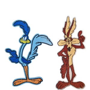 Może przedstawiać: Dwie haftowane naszywki z postaciami z kreskówek. Jedna to niebieski Road Runner z żółtym dziobem i pomarańczowymi stopami. Druga to kojot w odcieniach czerwieni, beżu i brązu, z gestem kciuka w górę.