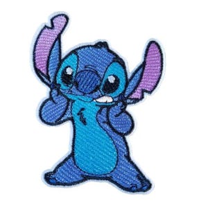 Può includere: Toppa ricamata raffigurante il personaggio Stitch del film Lilo & Stitch. La toppa mostra Stitch in blu con orecchie viola, un bordo bianco e occhi neri. Il design è dettagliato e adatto per abbigliamento o accessori.