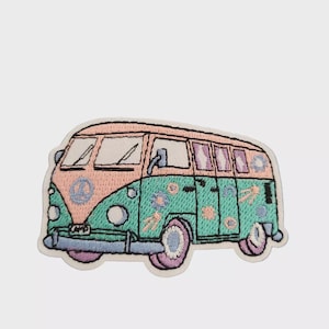 Może przedstawiać: Haftowana naszywka przedstawiająca kolorowego vana w stylu retro. Van jest głównie turkusowy i różowy, z kwiatowymi detalami i symbolami pokoju. Naszywka ma białą obwódkę i prawdopodobnie jest przeznaczona na odzież lub akcesoria.