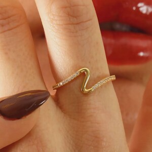 Anello a zig-zag con motivo a onda – Oro massiccio 14 carati / Argento sterling, anello curvo minimalista, impilabile, regalo unico per matrimonio, fidanzamento e proposta di matrimonio