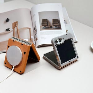 Samsung Galaxy Z Flip6 Flip5 Flip4 Case – Magnetic Leather Folding Cover with Love Heart Design – Protective Cute Flip Phone Case