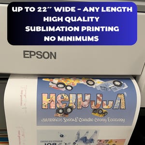 Può includere: Una stampante Epson stampa un foglio con disegni colorati. Il foglio contiene il testo "FINO A 56 cm DI LARGHEZZA - QUALSIASI LUNGHEZZA, STAMPA A SUBLIMAZIONE DI ALTA QUALITÀ, NESSUN MINIMO." Il foglio contiene anche il testo "SPEDIZIONE IN GIORNATA."