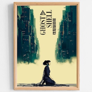 以下が含まれることがあります： 都市景観の前にひざまずく、濃い青色のドレスを着た女性が描かれた額入りのポスター。ポスターには「GHOST SHELL」の文字が太字で大きく書かれており、その下に日本語のテキストがあります。背景は薄い黄色です。
