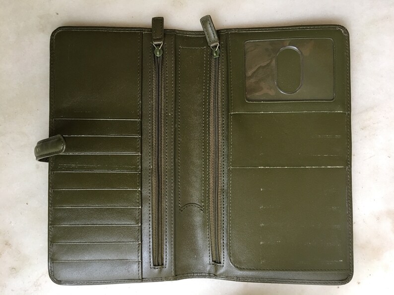 Levenger Ultimate Travel Organizer Green Leather Passport Wallet Travel Wallet