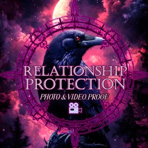 Op de afbeelding: Digitale illustratie van een donkere raaf met rode ogen, tegen een kosmische achtergrond met volle maan. De afbeelding bevat de tekst "RELATIONSHIP PROTECTION" en "PHOTO & VIDEO PROOF" in een cirkelvormig ontwerp.