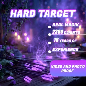 Könnte beinhalten: Mystisches Bild mit dem Text "HARD TARGET" in Weiß und Lila. Zusätzlicher Text enthält "REAL MAGIK", "2300 CLIENTS", "16 YEARS OF EXPERIENCE" und "VIDEO AND PHOTO PROOF". Lila Pfeile und Blumen sind auf einer Holzoberfläche verstreut.