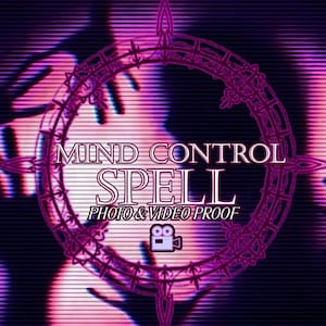 Puede incluir: Imagen digitalmente alterada con una combinación de colores púrpura y rosa. El texto "MIND CONTROL SPELL" y "PHOTO & VIDEO PROOF" se muestra dentro de un marco circular decorativo. También hay un icono de cámara de video.