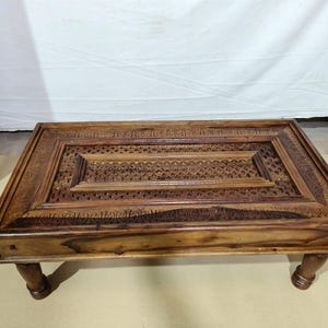 Mesa de centro de teca tallada a mano: estilo mogol indio