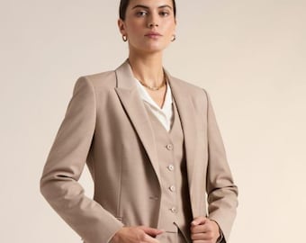 Elegante completo da lavoro da donna, composto da blazer, gilet e pantaloni beige, tailleur pantalone perfetto per invitate a un matrimonio.