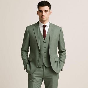 Garnitur w kolorze szałwiowej zieleni, dopasowany do sylwetki: elegancki, 3-częściowy strój pana młodego