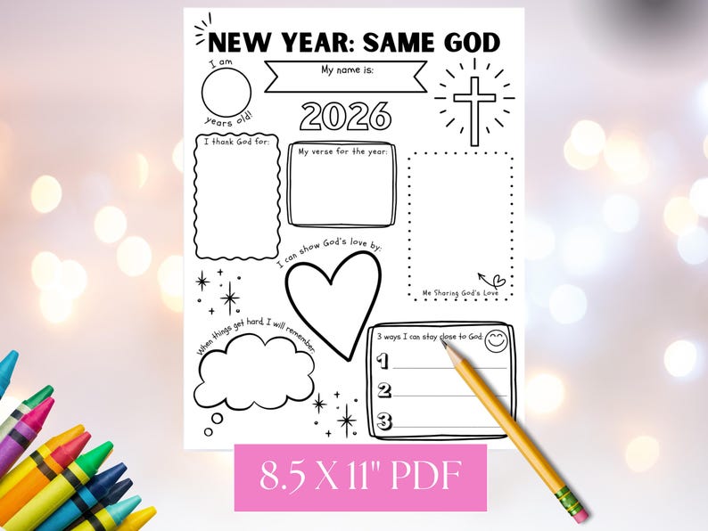 Op de afbeelding: Zwart-wit printbaar werkblad getiteld "NEW YEAR: SAME GOD" met in te vullen secties voor persoonlijke reflectie, inclusief "2026", een kruis en een hart. Een potlood en kleurpotloden staan in de afbeelding.