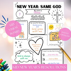 Op de afbeelding: Een afdrukbaar Kinder Vision Board met de tekst "NEW YEAR: SAME GOD" en "KID NEW YEAR'S RESOLUTIONS". Het bord bevat ruimte voor persoonlijke informatie, een bijbelvers en doelen. Een potlood en kleurpotloden staan in de afbeelding.