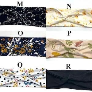Puede incluir: Seis diademas de tela diferentes con un dise&ntilde;o de nudo retorcido. Las diademas son de varios colores y patrones, incluyendo negro y blanco, amarillo y blanco, azul y amarillo, beige y verde, blanco y negro, y negro.