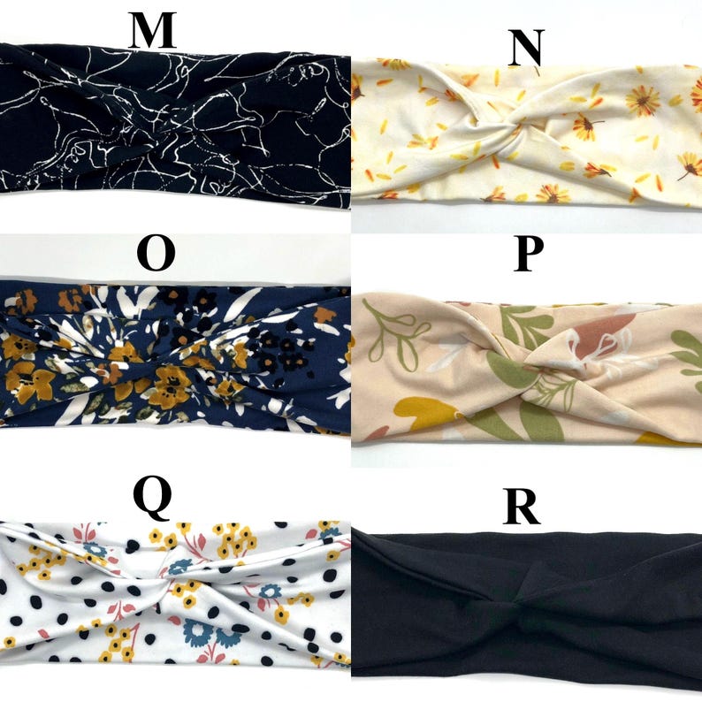 Puede incluir: Seis diademas de tela diferentes con un dise&ntilde;o de nudo retorcido. Las diademas son de varios colores y patrones, incluyendo negro y blanco, amarillo y blanco, azul y amarillo, beige y verde, blanco y negro, y negro.
