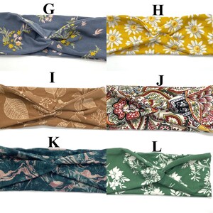 Puede incluir: Seis diademas diferentes con patrones, cada una con un nudo retorcido en el centro. Las diademas son de varios colores y patrones, incluyendo flores, paisley y abstracto.