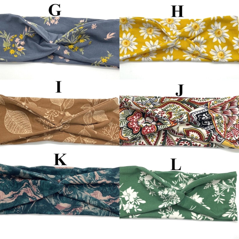 Puede incluir: Seis diademas diferentes con patrones, cada una con un nudo retorcido en el centro. Las diademas son de varios colores y patrones, incluyendo flores, paisley y abstracto.
