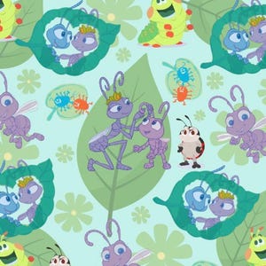 Può includere: Un motivo in tessuto azzurro con formiche dei cartoni animati, una coccinella e un bruco. Il design include formiche viola con corone, formiche blu e foglie verdi con ritagli. Piccoli fiori gialli sono sparsi sullo sfondo azzurro.