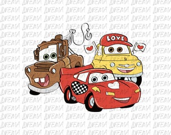 Op de afbeelding: Illustratie van drie cartoonauto's: een bruine sleepwagen, een gele auto met een rode pet met de tekst "LOVE" en een rode raceauto. De afbeelding heeft een witte achtergrond met een herhalend patroon.